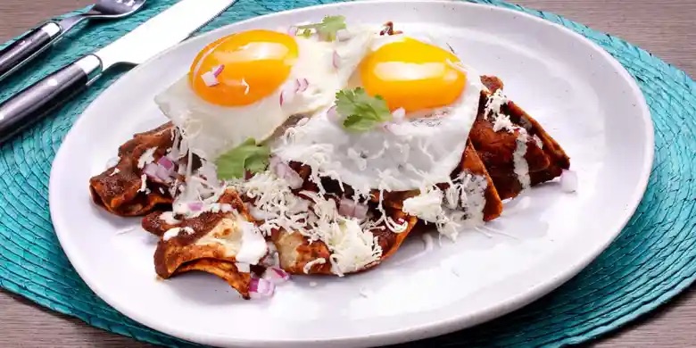 Receta Chilaquiles adobados con huevo estrellado